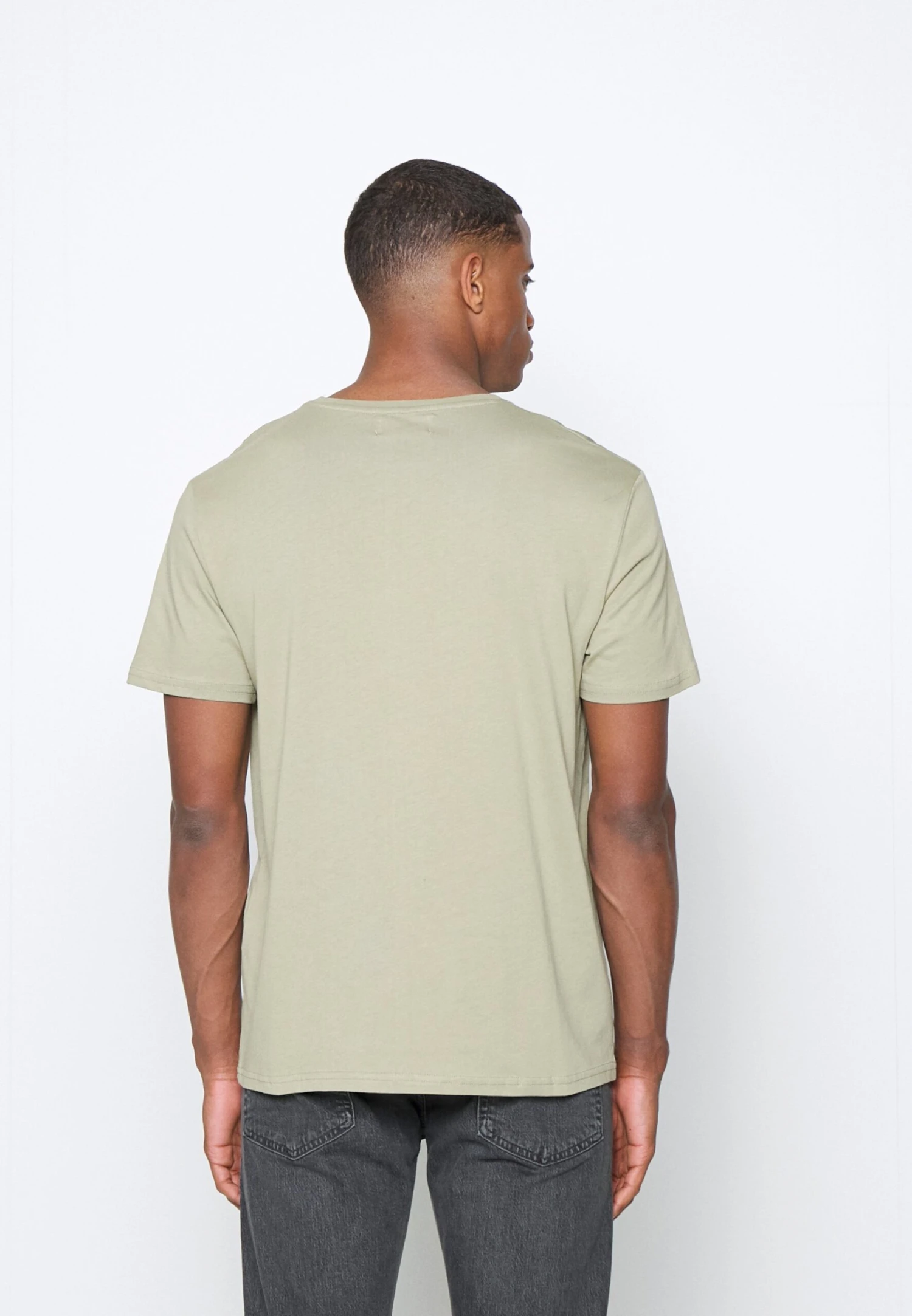 Pier One Moon Scene Graphic T-Shirt - Camiseta Estampada - Olive 7 Pier One Moon Scene Graphic T-Shirt - Camiseta Estampada - Olive - Imagen 5