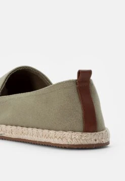 Pier One Rena Espadrille Unisex - Alpargatas - Olive 13 Pier One Rena Espadrille Unisex - Alpargatas - Olive -Pier One 8b1ef3dce9d344a08d816af96a53324d