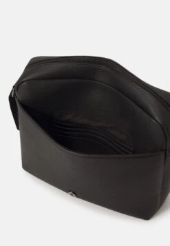 Pier One Big Messenger Bag - Bandolera - Black -Pier One bd8bc0c71e68430e9951a6fd9a3e8f72