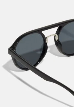 Pier One -Pier One e9d3c927da9d46fa8a0bd87ccf65498e