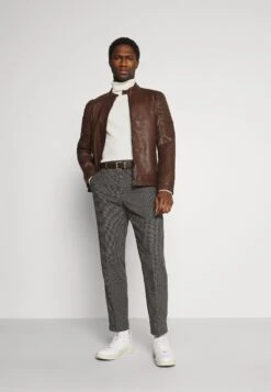 Pier One -Pier One f19589f425a748e1a67c997f4959fdae